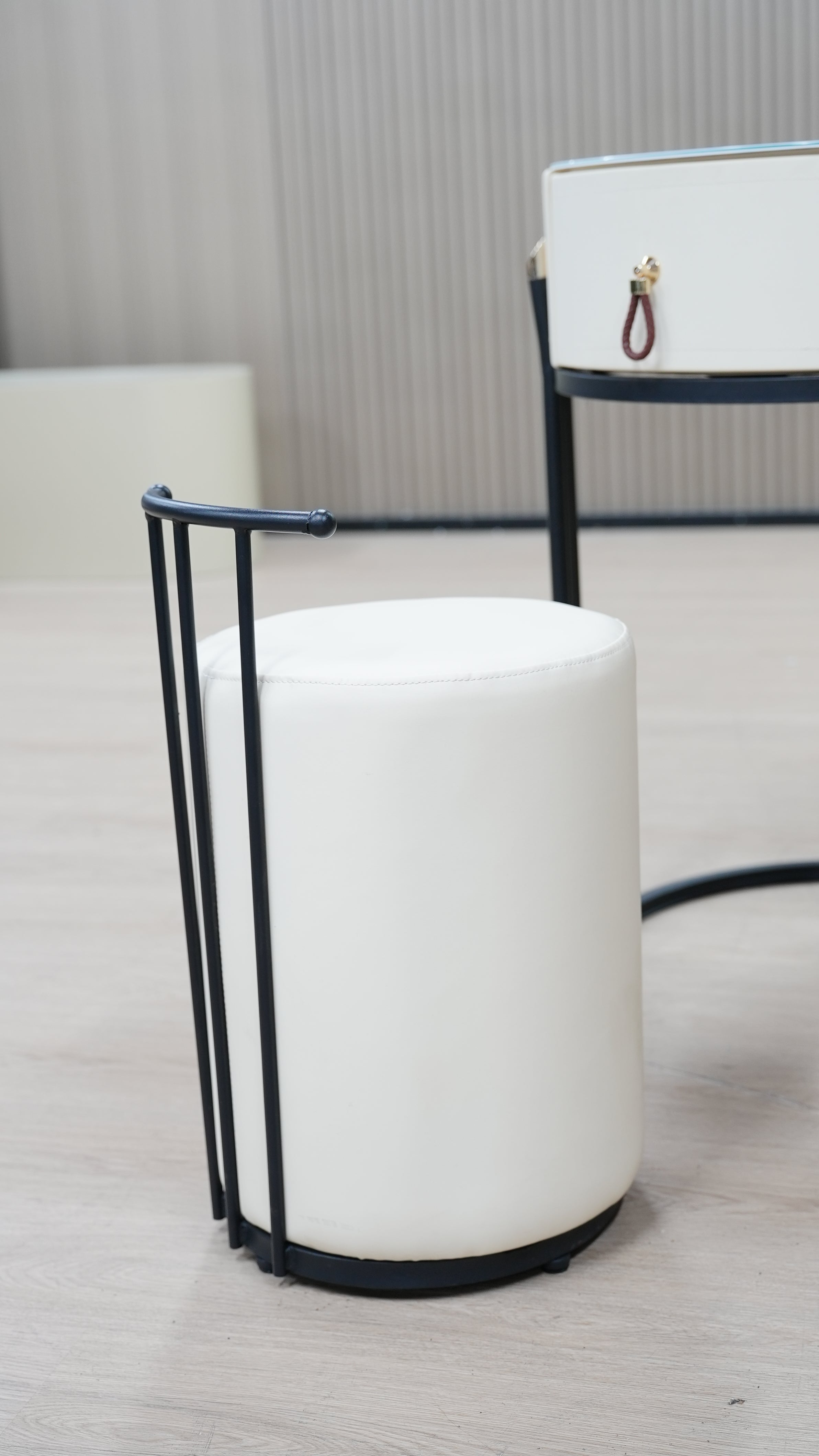 שידת איפור עגולה דגם "קורל"